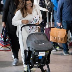 Eva Longoria con su hijo en el Aeropuerto de París