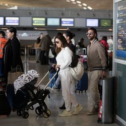Eva Longoria y José Bastón con su hijo en el aeropuerto de París