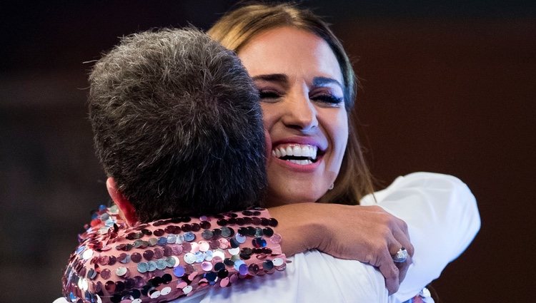 Paula Echevarría y Pablo Motos abrazándose en 'El Hormiguero'