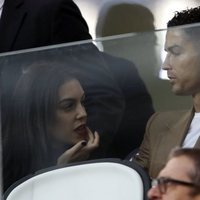Cristiano Ronaldo y Georgina Rodríguez viendo un partido de la Juventus