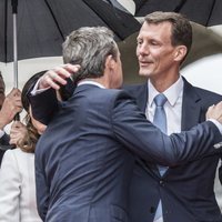 Federico y Joaquín de Dinamarca se saludan con cariño en la Apertura del Parlamento