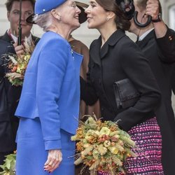 Margarita y Mary de Dinamarca dándose un beso en la Apertura del Parlamento