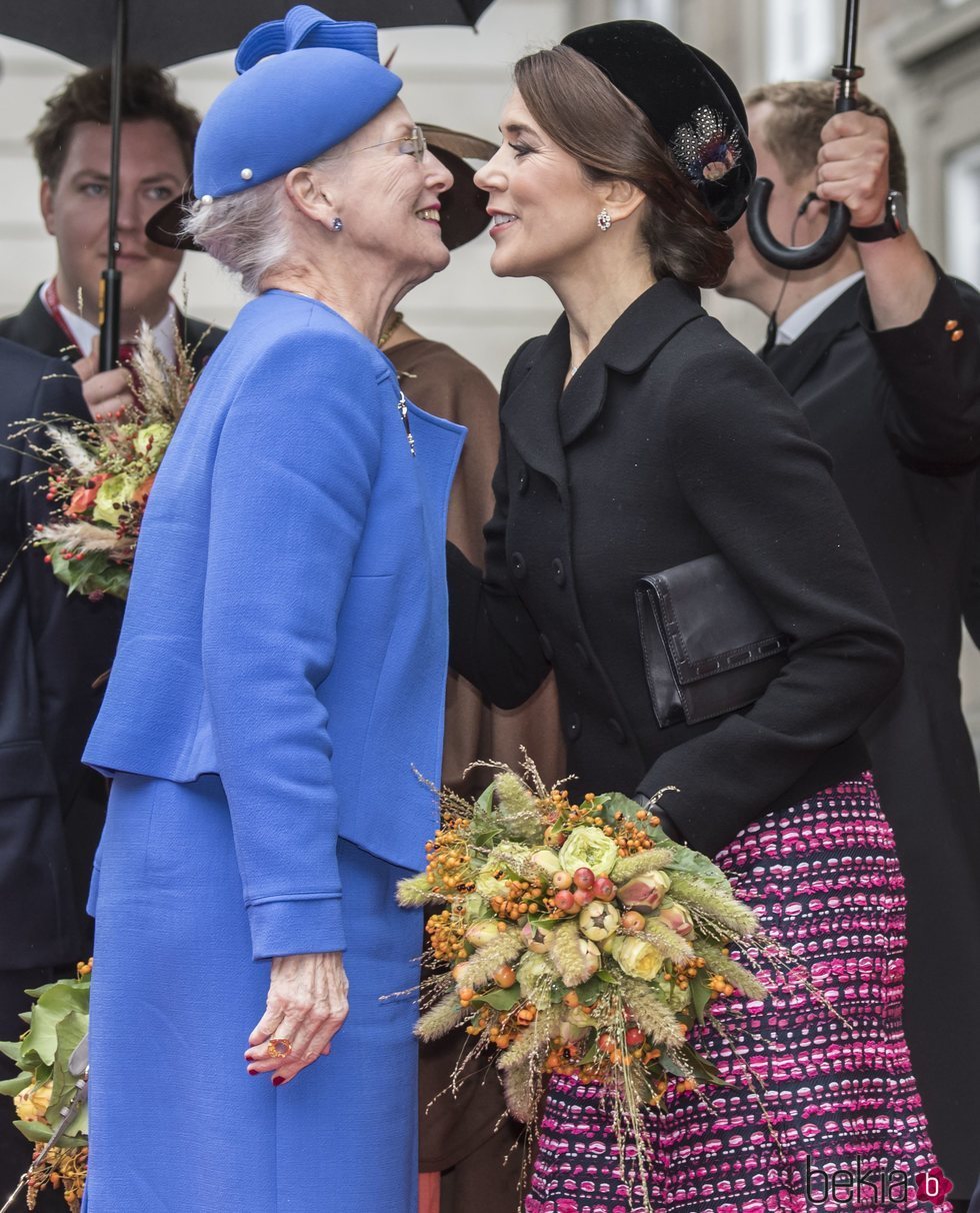 Margarita y Mary de Dinamarca dándose un beso en la Apertura del Parlamento