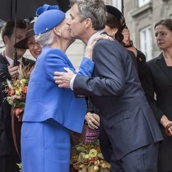 Margarita y Federico de Dinamarca se saludan con un beso en la Apertura del Parlamento