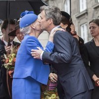 Margarita y Federico de Dinamarca se saludan con un beso en la Apertura del Parlamento