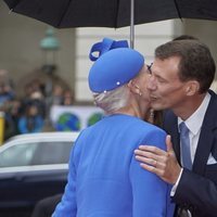 Margarita y Joaquín de Dinamarca se dan un beso en la Apertura del Parlamento