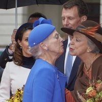 Margarita y Benedicta de Dinamarca dándose un beso en la Apertura del Parlamento