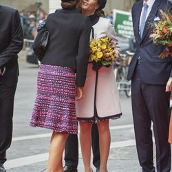 Mary y Marie de Dinamarca se dan un beso en la Apertura del Parlamento