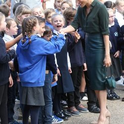 Meghan Markle con unos niños en su primera visita oficial a Sussex