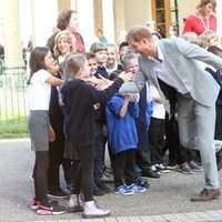 El Príncipe Harry bromea con unos niños en su primera visita a Sussex con Meghan Markle