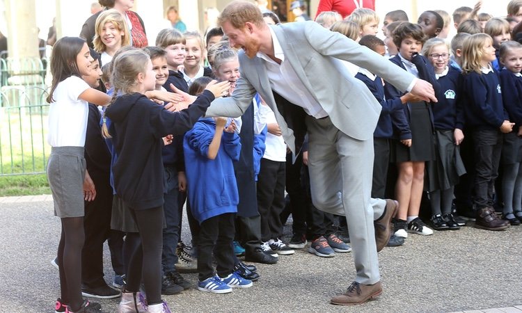 El Príncipe Harry bromea con unos niños en su primera visita a Sussex con Meghan Markle