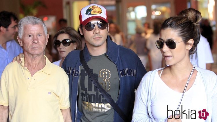 El cantante David Bisbal junto a sus padres y Elena Tablada paseando por Miami