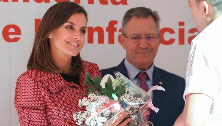 La Reina Letizia recibe unas flores en el Día de la Banderita 2018