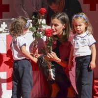 La Reina Letizia con unas niñas en el Día de la Banderita 2018