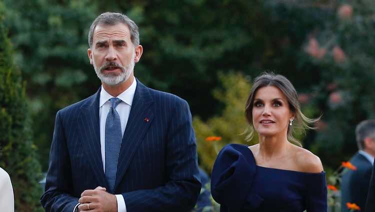 Los Reyes Felipe y Letizia llegando al Grand Palais durante su visita a París