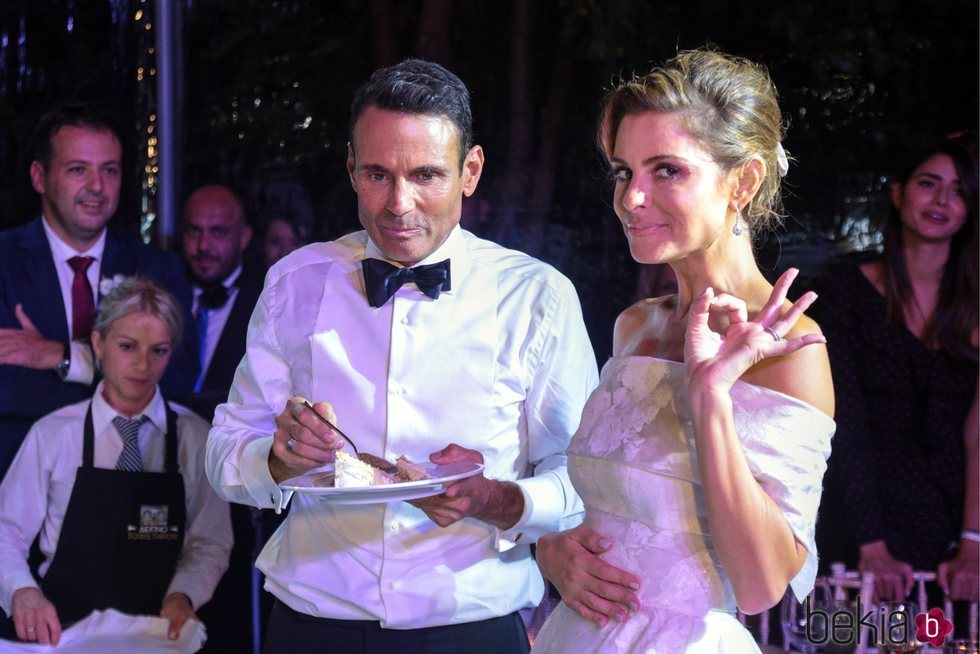 María Menounos junto a Keven Undergaro durante su boda en Grecia