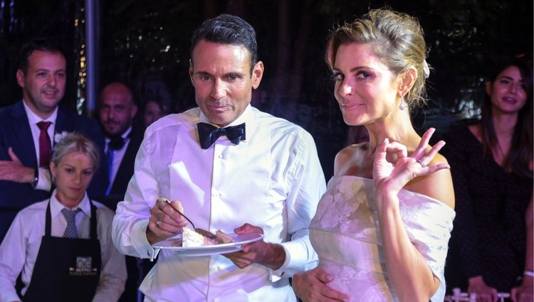 María Menounos junto a Keven Undergaro durante su boda en Grecia