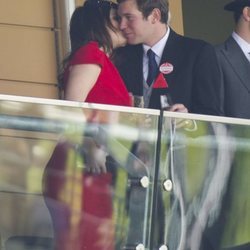 La Princesa Eugenia de York y Jack Brooksbank muy acaramelados en Ascot 2011