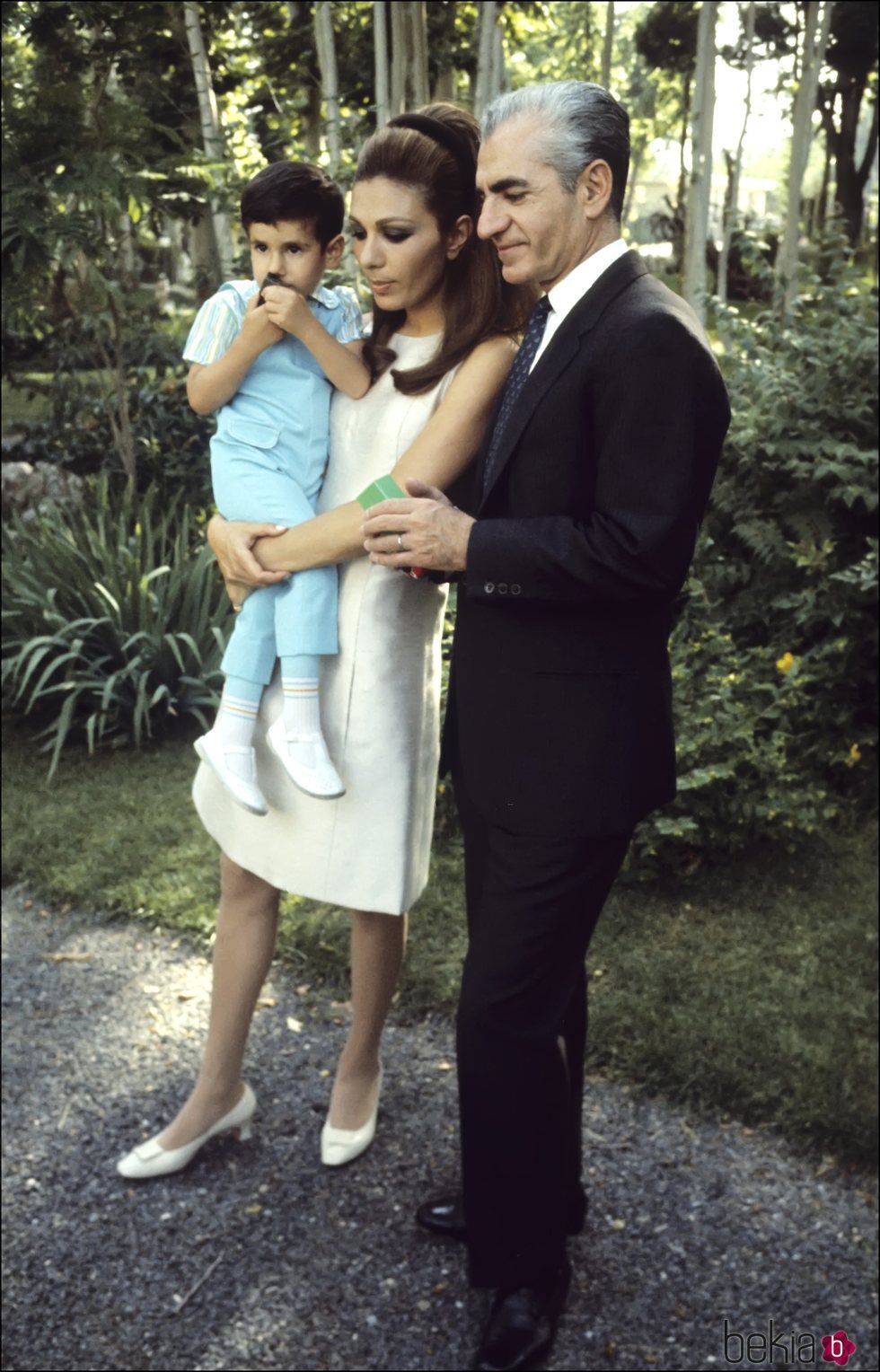 Mohamed Reza Pahlavi junto a su esposa Farah Diba y su hijo