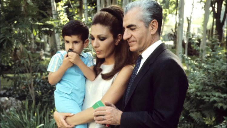 Mohamed Reza Pahlavi junto a su esposa Farah Diba y su hijo
