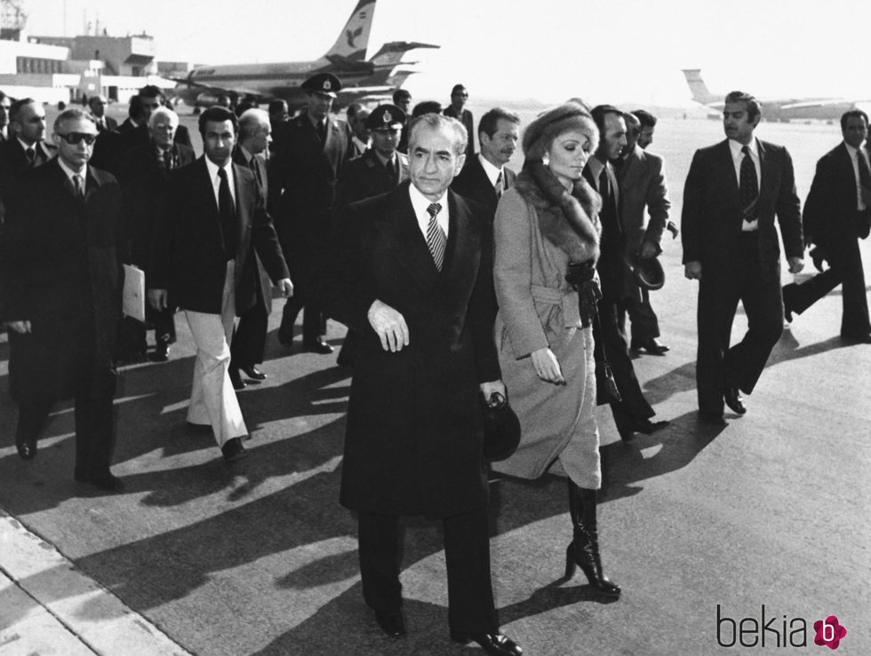 Mohamed Reza Pahlavi y Farah Diba partiendo hacia el exilio