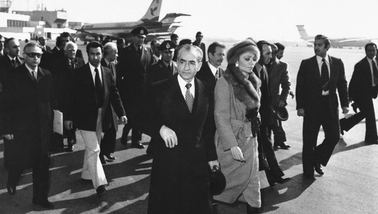 Mohamed Reza Pahlavi y Farah Diba partiendo hacia el exilio