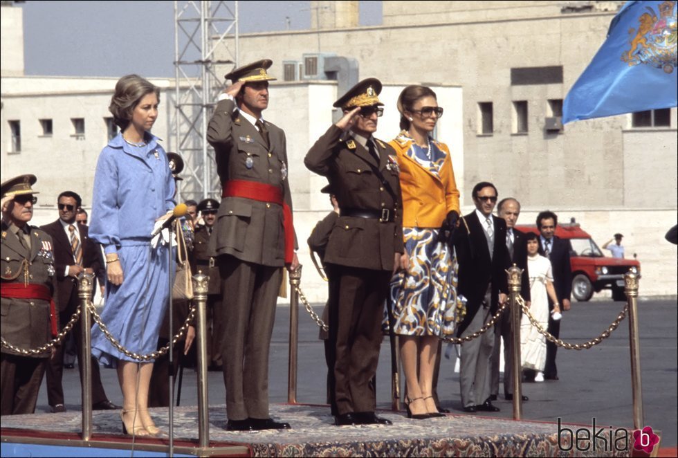 Los Reyes Juan Carlos y Sofía de España junto al Sah de Irán y su esposa