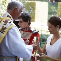 Fernando Fitz-James Stuart y Sofía Palazuelo comulgando en su boda
