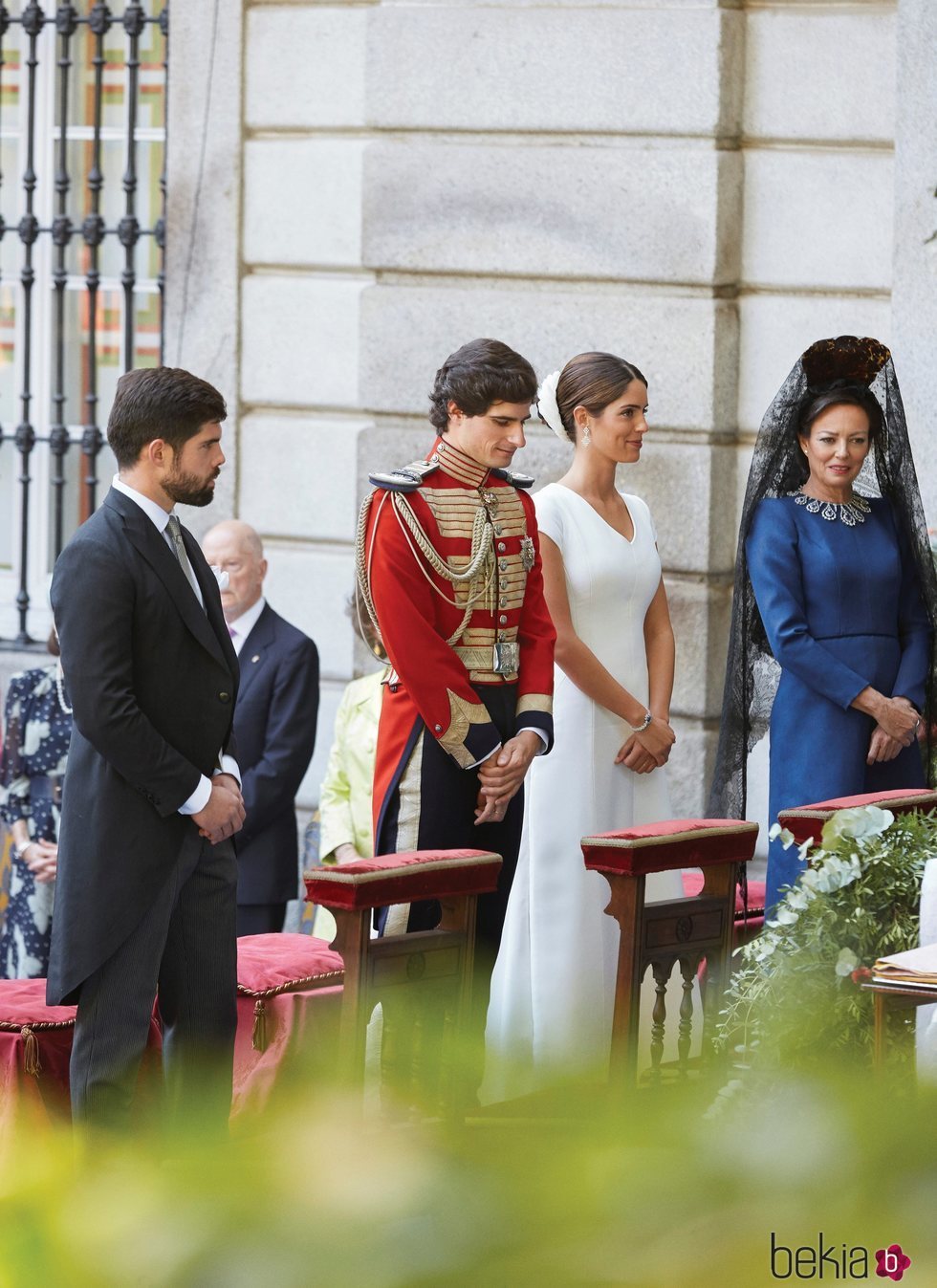Fernando Fitz-James Stuart y Sofía Palazuelo con sus padrinos en su boda