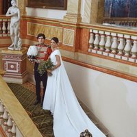 Fernando Fitz-James Stuart y Sofía Palazuelo posan en Liria en su boda