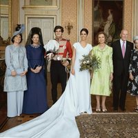 Los Duques de Huéscar con sus padres, la Reina Sofía, los Reyes de Bulgaria y Ana de Francia en su boda
