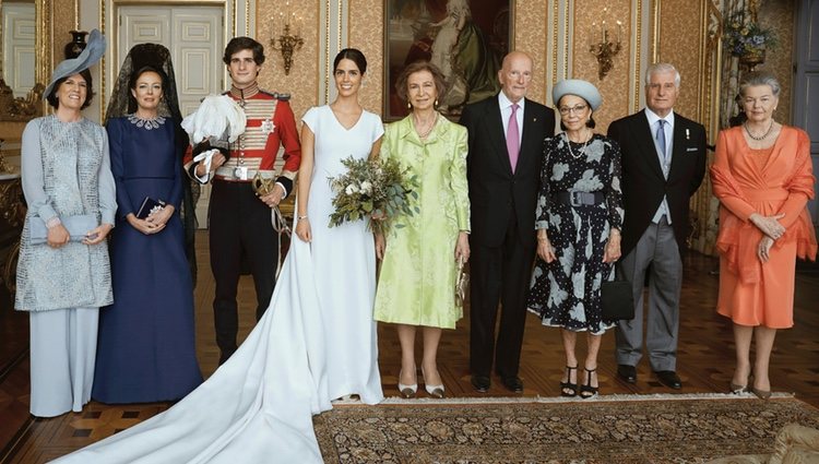 Los Duques de Huéscar con sus padres, la Reina Sofía, los Reyes de Bulgaria y Ana de Francia en su boda