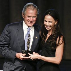 George Bush junto a su hija Barbara Bush en los premios Padre del Año 2015