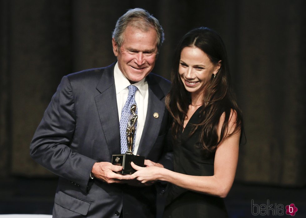 George Bush junto a su hija Barbara Bush en los premios Padre del Año 2015