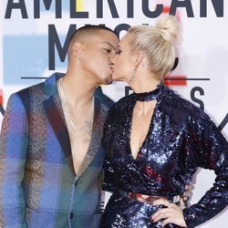Evan Ross y Ashlee Simpson besándose en los American Music Awards 2018