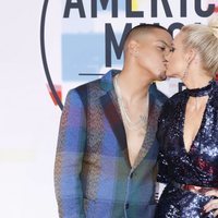 Evan Ross y Ashlee Simpson besándose en los American Music Awards 2018