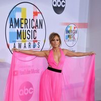 Jennifer Lopez enseñando su vestido en los American Music Awards 2018