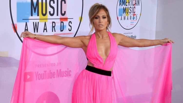 Jennifer Lopez enseñando su vestido en los American Music Awards 2018