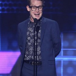 Macaulay Culkin entregando un galardón en los American Music Awards 2018