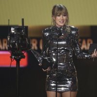 Taylor Swift recogiendo uno de los galardones de los American Music Awards 2018