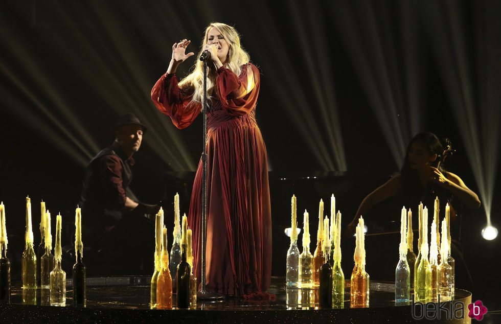 Carrie Underwood durante su actuación en los American Music Awards 2018
