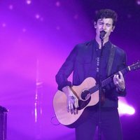 Shawn Mendes durante su actuación en los American Music Awards 2018