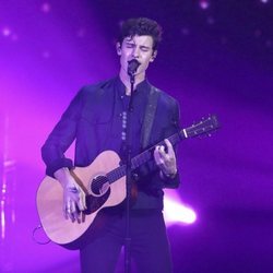 Shawn Mendes durante su actuación en los American Music Awards 2018