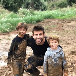Gerard Piqué con sus hijos Milan y Sasha jugando en el barro