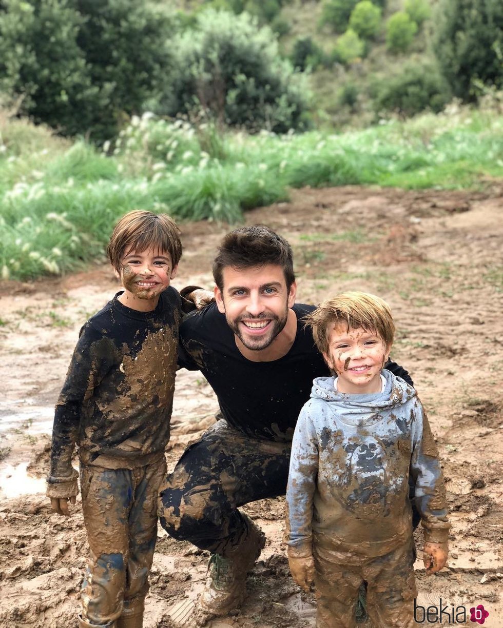 Gerard Piqué con sus hijos Milan y Sasha jugando en el barro