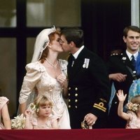 Los Duques de York besándose después de su boda