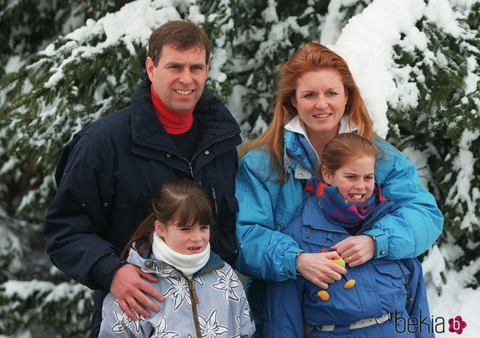 Los Duques de York junto a sus dos hijas durante unas vacaciones en Suiza