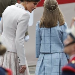 La Reina Letizia hablando con la Infanta Sofía a su llegada al desfile del Día de la Hispanidad 2018