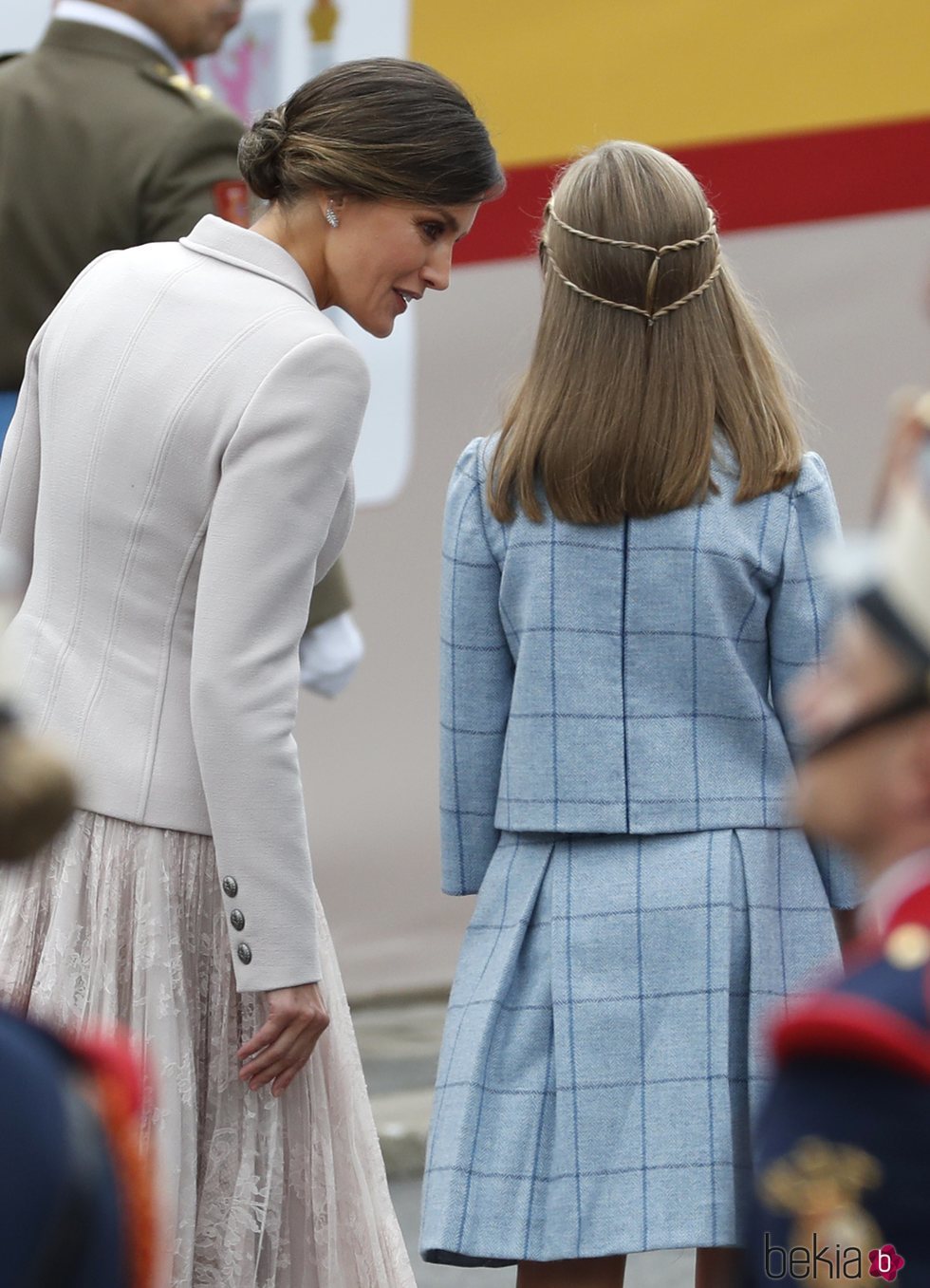 La Reina Letizia hablando con la Infanta Sofía a su llegada al desfile del Día de la Hispanidad 2018