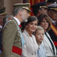 Los Reyes Felipe y Letizia y la Infanta Sofía viendo el desfile del Día de la Hispanidad 2018